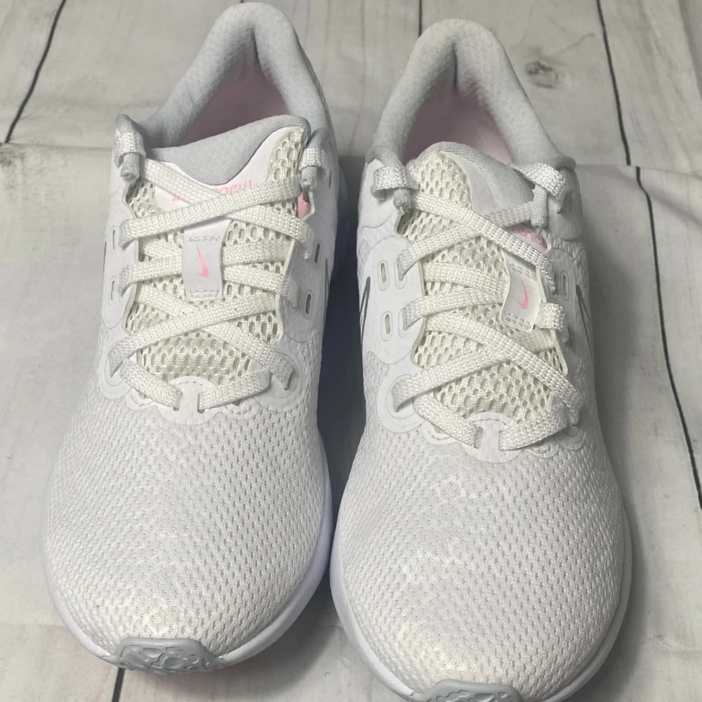 Nike Renew Women’s Running Shoes White/Silver with Pink Sole Size 8.5 NWOT - Picture 3 of 11